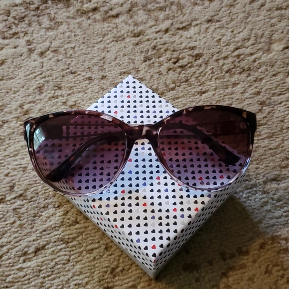*SOLD*Chic Sunglasses - Picture 2 of 7